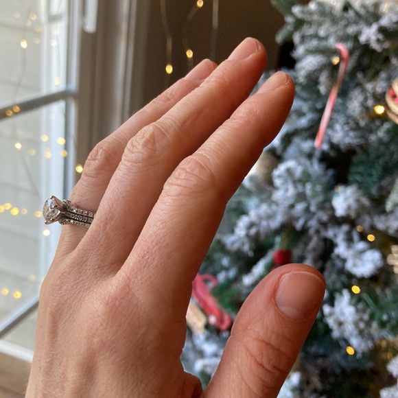 Gorgeous engagement/wedding band set: Diamond Nexus - Picture 4 of 5